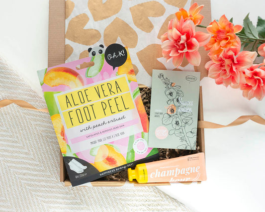 Brievenbuscadeau Succes en Verwenmoment met succes zaaien bloemenzaden, aloë vera voetenmasker en champagne handcrème