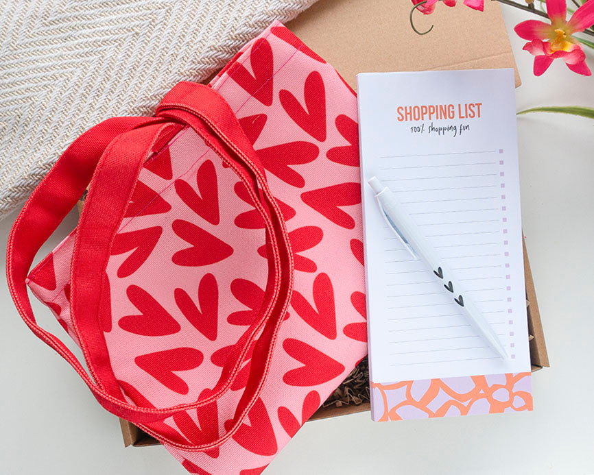 Brievenbuscadeau Valentijnscadeau Shoppen Met Liefde met hartjes tas en pen.
