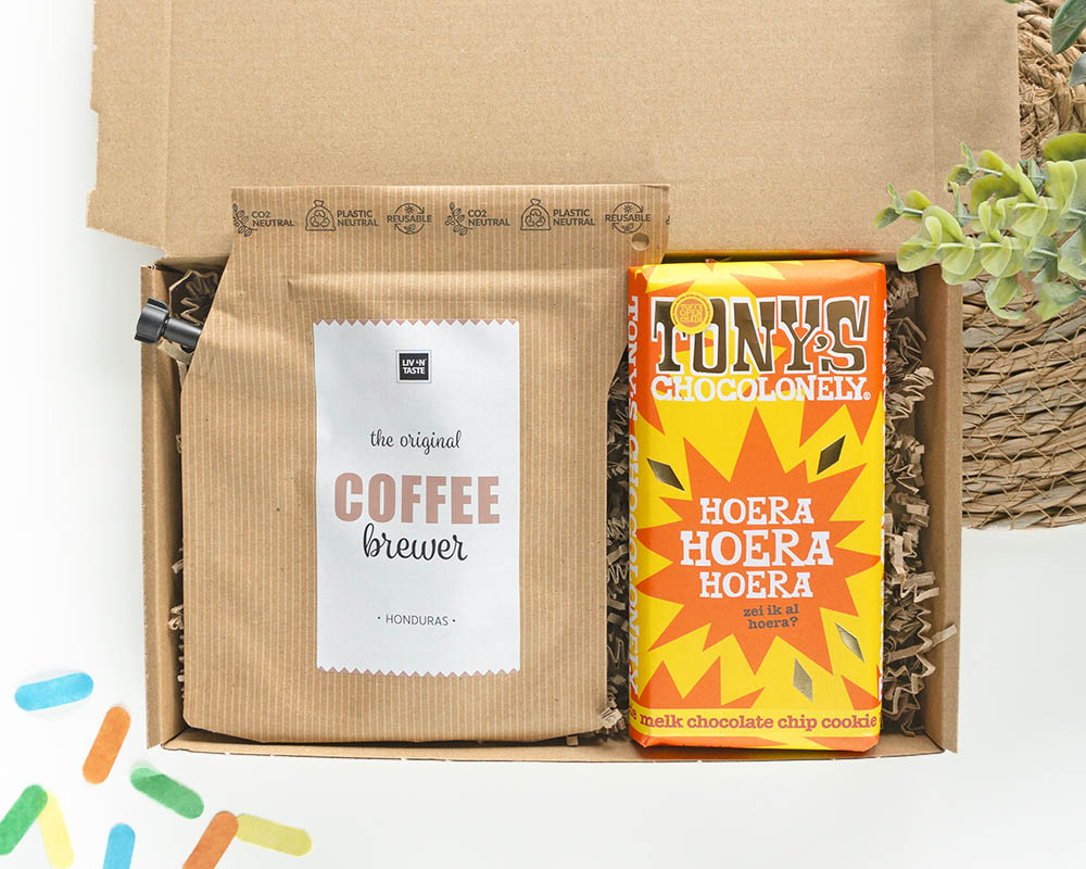 brievenbuscadeau voor de verjaardag van een man met een koffiebrewer en een tony chocolonely met de tekst hoera
