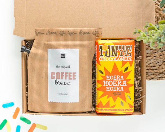 brievenbuscadeau voor de verjaardag van een man met een koffiebrewer en een tony chocolonely met de tekst hoera