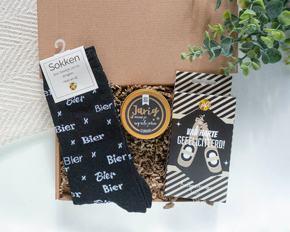 Brievenbuscadeau verjaardagscadeau voor hem met sokken naar keuze, autogeurhanger van harte gefeliciteerd en jarig geurkaarsje