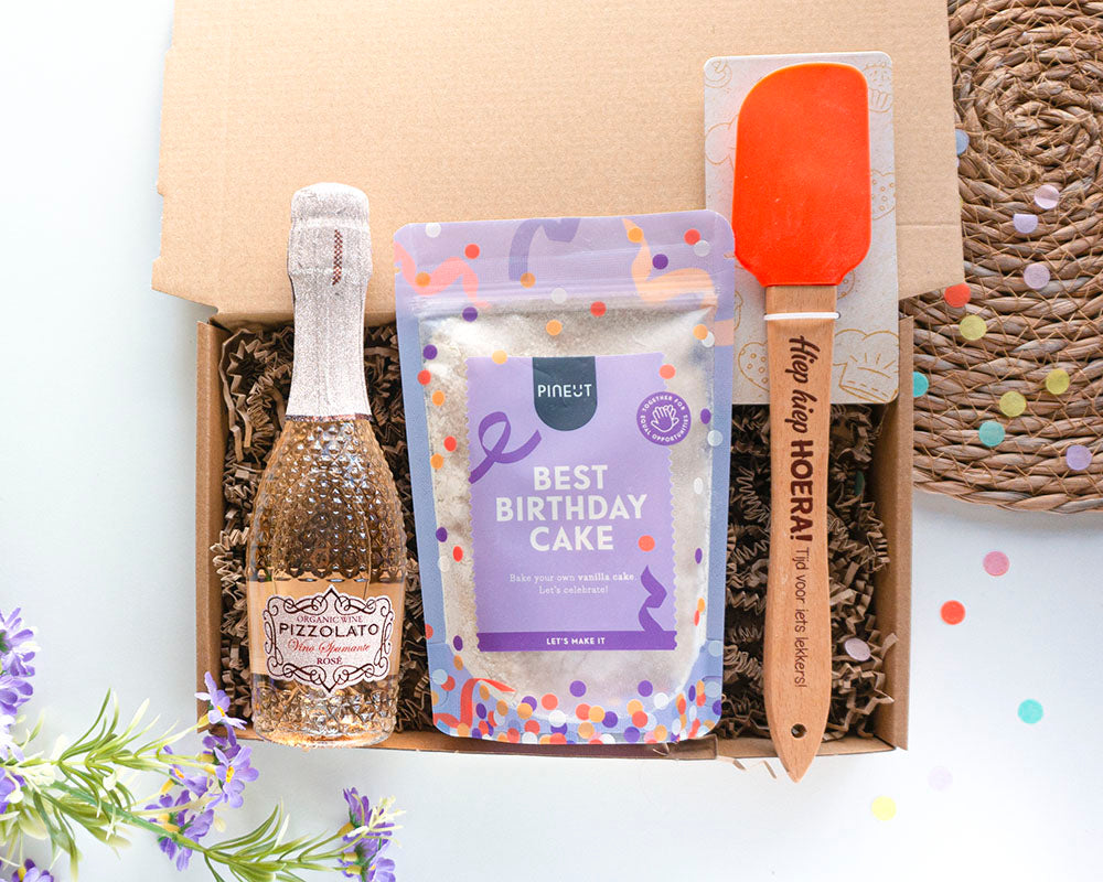 Brievenbuscadeau Verjaardagstaart en Toast met Best Birthday Cake confetti zak, bakspatel en rosé of mocktail