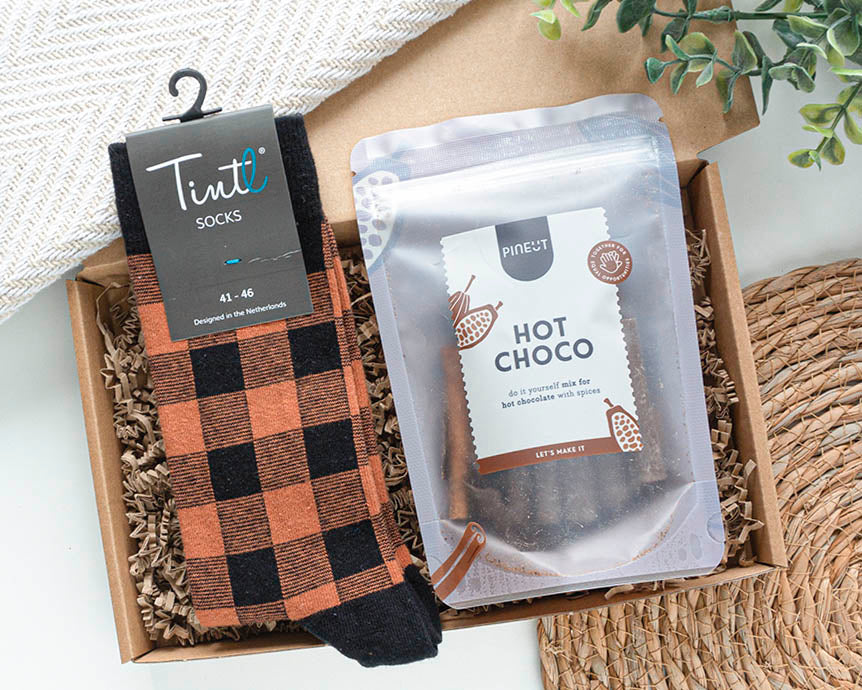 Brievenbus cadeau man met chocolademelk en sokken maat 41-46 met verschillende prints