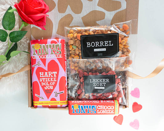 Brievenbuscadeau Zoet en Zout Valentijnscadeau met Tony’s Hartstikke Dol Op Jou en borrelnoten
