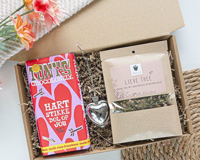 Cadeau vriendin idee: brievenbuscadeau Warm Theemoment met thee en chocolade