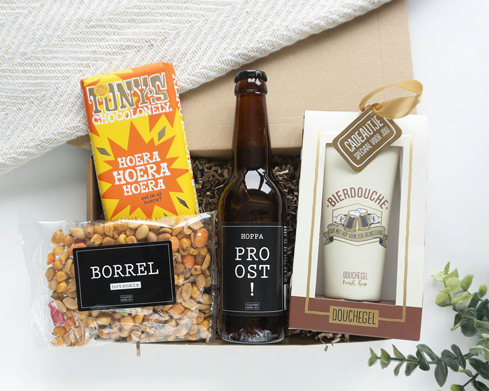 Cadeaupakket Bierplezier voor hem met Proost bier, borrelnoten, Bierdouche en Tony’s Hoera chocolade