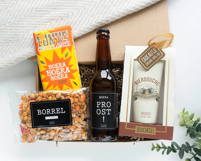Cadeaupakket Bierplezier voor hem met Proost bier, borrelnoten, Bierdouche en Tony’s Hoera chocolade
