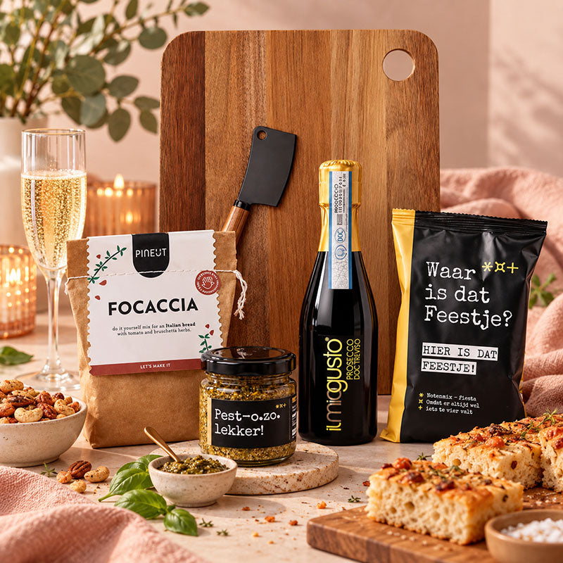 Cadeaupakket voor hem en haar met prosecco, focaccia, pesto, notenmix en borrelplank