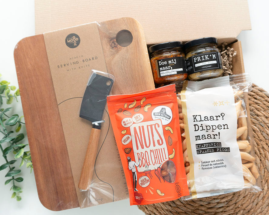 Luxe borrelpakket met houten serveerplank, oude kaas tapenade, BBQ chili nootjes en Spaanse pico’s