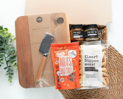 Cadeaupakket Borrelmoment Deluxe met serveerplank, kaasmes, nootjes, dipstengels, tapenade en olijven