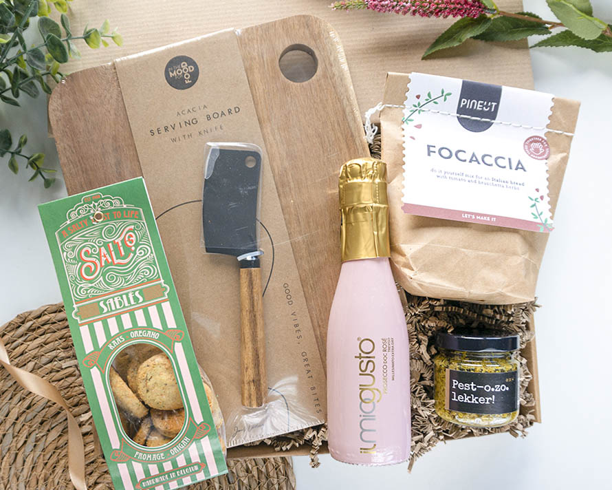 Feestelijk borrelpakket met Il Mio Gusto prosecco, Pineut focaccia, pesto en serveerplank met kaasmes