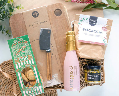 Feestelijk borrelpakket met Il Mio Gusto prosecco, Pineut focaccia, pesto en serveerplank met kaasmes
