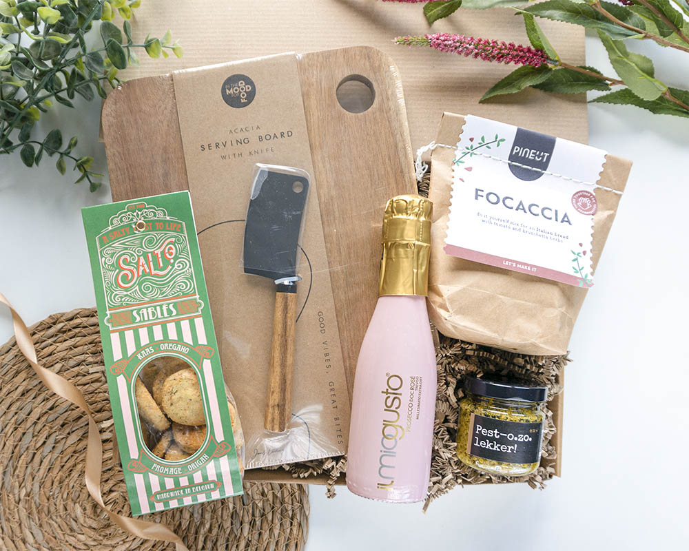 Cadeaupakket Bubbels & Borrelgeluk met prosecco, focaccia bakmix, pesto, kaaskoekjes en serveerplank