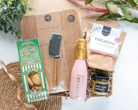 Cadeaupakket Bubbels & Borrelgeluk met prosecco, focaccia bakmix, pesto, kaaskoekjes en serveerplank