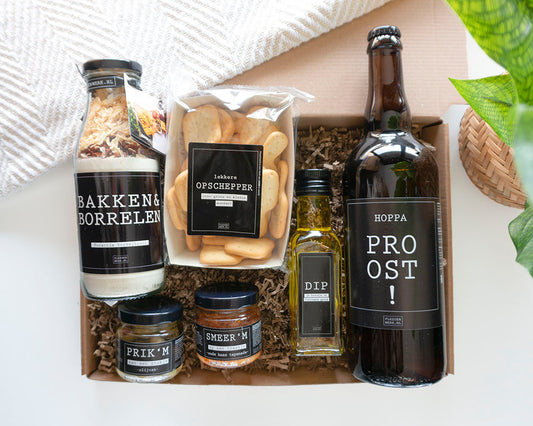 cadeaupakket voor mannen met daarin cadeaus om te bakken en te borrelen zoals bier of wijn, scheptoast, olijven, tapenade, olijfolie en een facacciabrood om te bakken in een fles