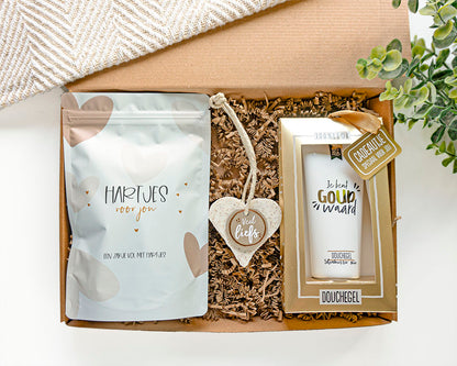 cadeaus voor haar voorzien van luxe goudfolie in een cadeaupakket. In het pakket zit een zak snoep met de tekst hartjes voor jou, een zeephart met veel liefs en een douchegel met de tekst je bent goud waard.