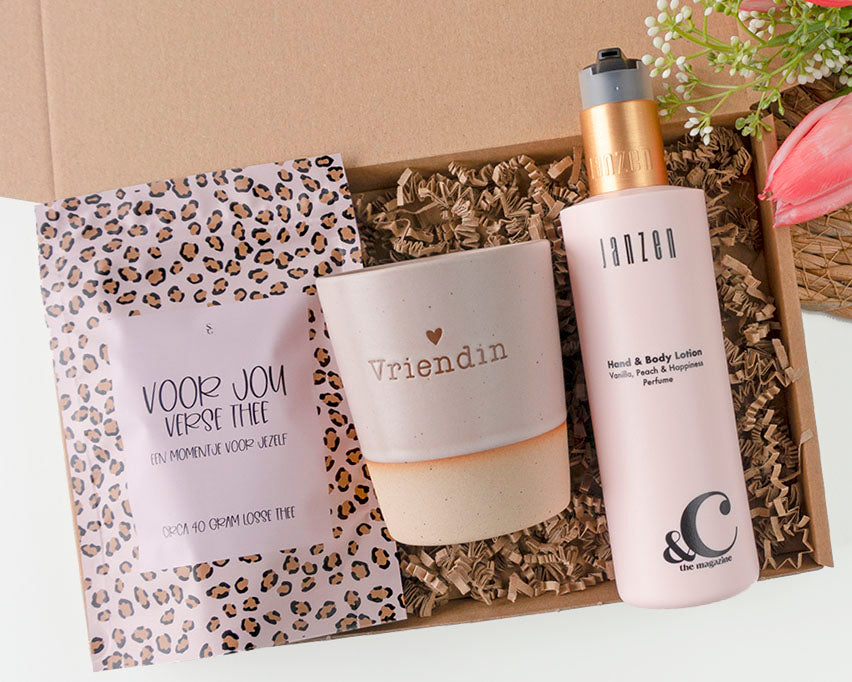 Cadeaupakket voor beste vriendin met daarin roze cadeautjes.