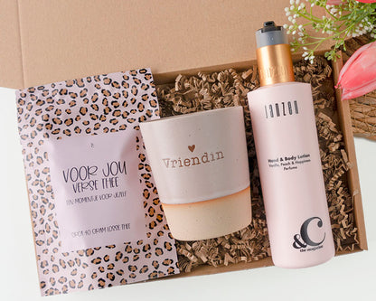 Cadeaupakket voor beste vriendin met daarin roze cadeautjes.