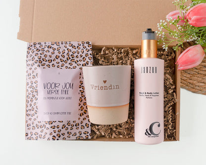 Cadeaupakket voor vriendin met daarin een mok met de opdruk vriendin, een zak thee en heerlijke hand en bodylotion in roze verpakking.