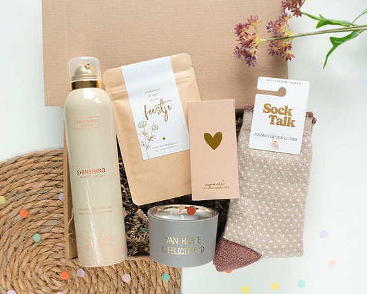 Cadeaupakket Feestelijk Relaxen met Shinshiro douchefoam, badzout, geurkaars, lucifers en beige glitter sokken