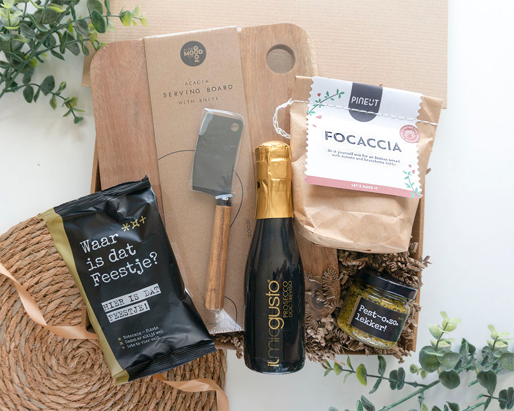 Cadeaupakket Feestelijke Borrel met prosecco, notenmix, focaccia bakmix, pesto en serveerplank