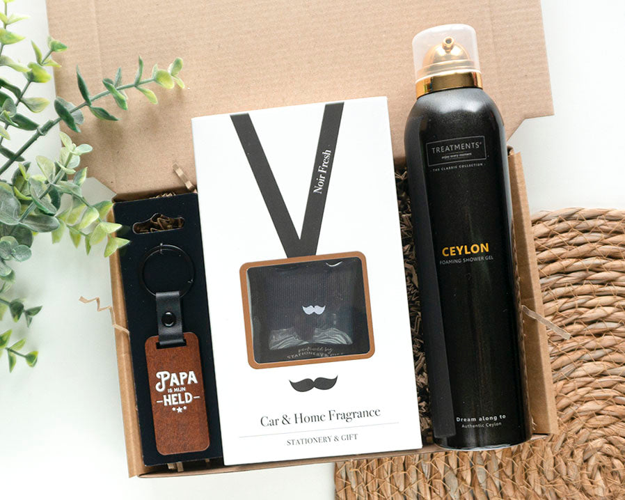 Cadeaupakket voor mannen met snor autoparfum, zwarte Ceylon foaming shower gel en sleutelhanger naar keuze