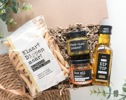 Hartig borrelpakket met Pico’s dipstengels, Pest-o-zo-lekker pesto, oude kaas tapenade en Dip Top In Orde brooddipper