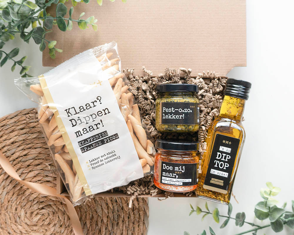Cadeaupakket Helemaal Dip Top met dipstengels, pesto, oude kaas tapenade en brooddipper