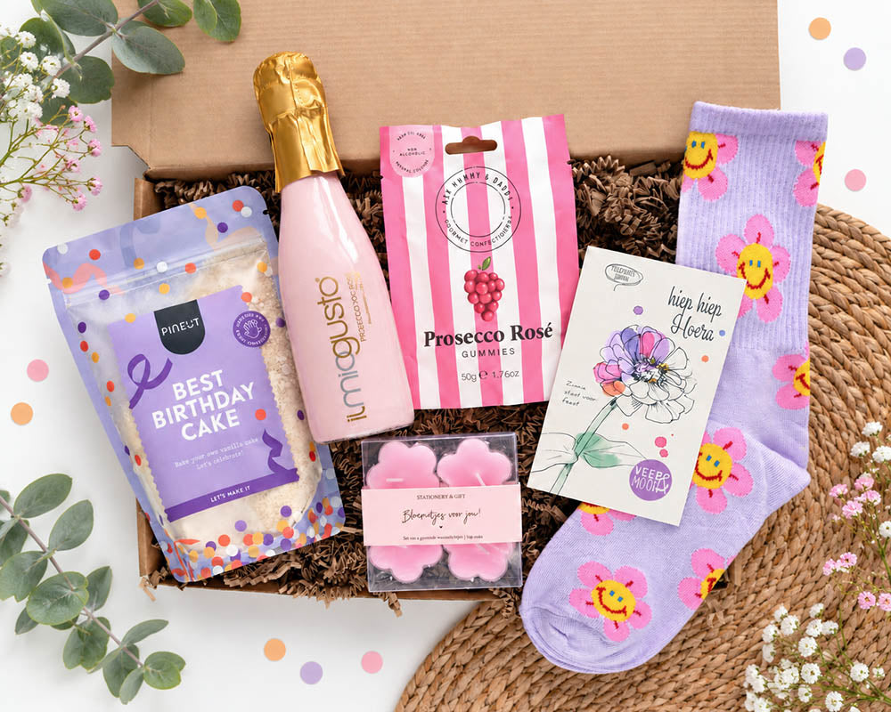 Cadeaupakket Hiep Hiep Hoera Voor Jou met prosecco, cakebakmix, snoep, kaarsjes en sokken