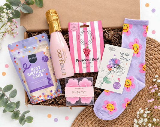 Cadeaupakket Hiep Hiep Hoera Voor Jou met prosecco, cakebakmix, snoep, kaarsjes en sokken
