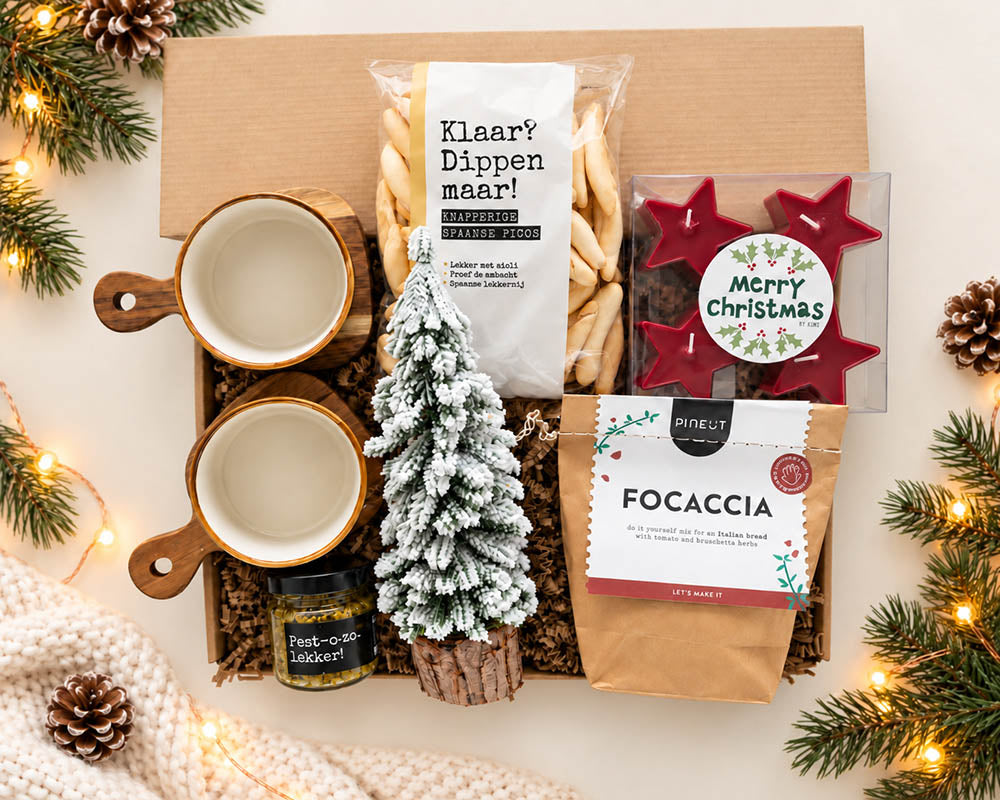 Cadeaupakket Kerst Vol Gezelligheid met focaccia, pesto, dipstengels, serveerschaaltjes en kerstdecoratie