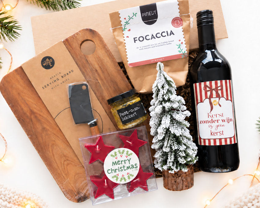 Cadeaupakket Kerstborrel Met Wijn met borrelplank, rode wijn en feestelijke kerstproducten