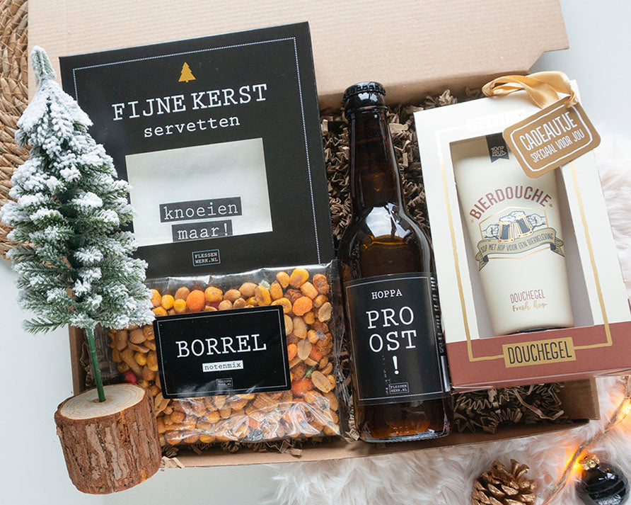Stoer kerstcadeaupakket voor man met bierfles Proost, borrelnoten, bierdouche met hop, kerstservetten en mini kerstboom