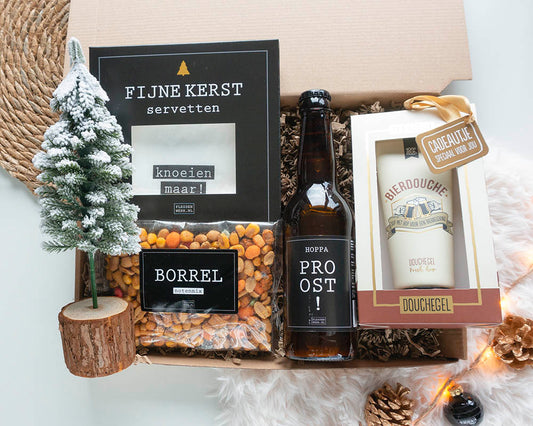 Cadeaupakket Kerstcadeau Man Bierplezier met bier, borrelnoten, bierdouche, servetten en mini kerstboom