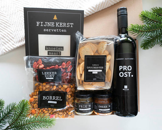 cadeaupakket voor mannen met kerst met wijn of bier, servetten, nootjes, olijven, tapenade, scheptoast om lekker te borrelen