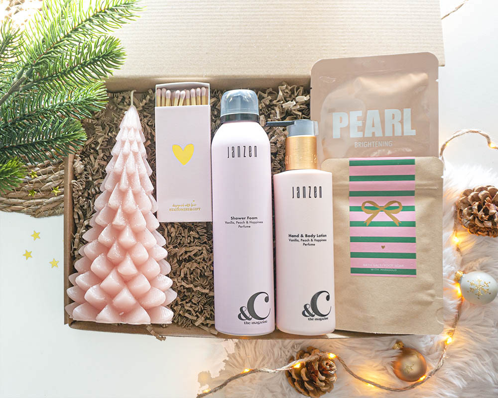 Luxe Kerstmoment cadeaupakket voor vrouwen met bodylotion, shower foam, gezichtsmasker, badzout en kerstkaars voor ontspanning en selfcare