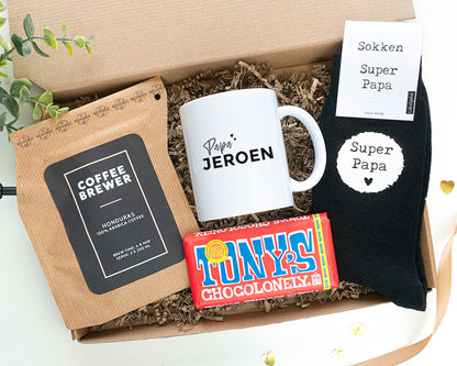Koffie cadeau voor papa met mok met naam, Super Papa sokken en Tony Chocolonely melk 90 gram