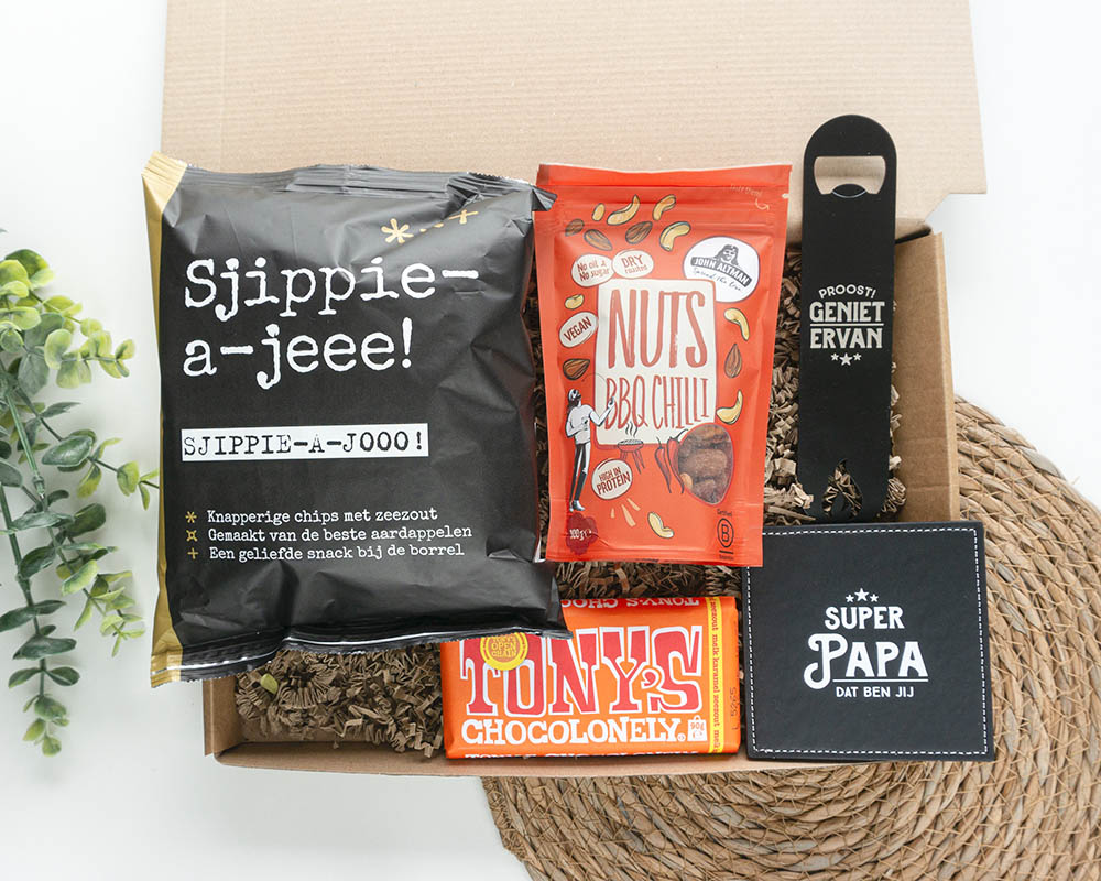 Cadeaupakket Lekker Genietpakket voor mannen met chips, BBQ chili nootjes, Tony Chocolonely en opener