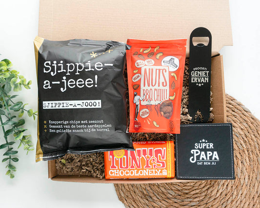 Cadeaupakket Lekker Genietpakket voor mannen met chips, BBQ chili nootjes, Tony Chocolonely en opener