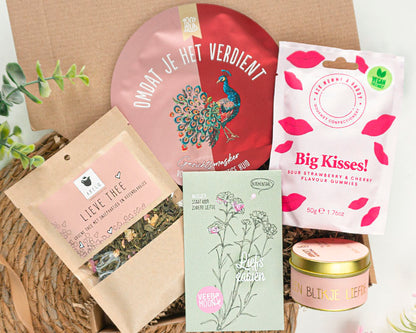 Lief cadeaupakket voor haar met bloemenzaden Liefs Zaaien, Lieve Thee en Een Blikje Liefde geurkaars
Fotonamen 2x