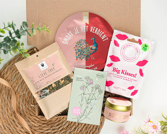 Cadeaupakket Liefs & Lekkers met Lieve Thee, Big Kisses snoep, gezichtsmasker en geurkaars in blik