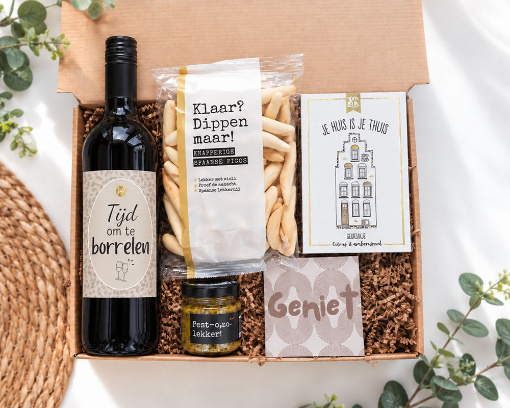 Fles rode wijn Tijd om te borrelen in cadeau voor nieuw huis
