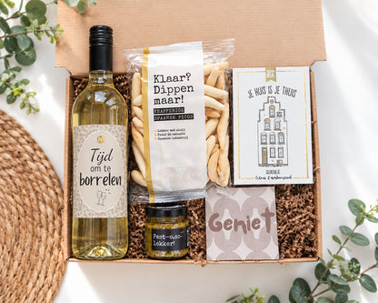 Nieuw huis cadeau met wijn, Spaanse picos, pesto, onderzetter en geurzakje