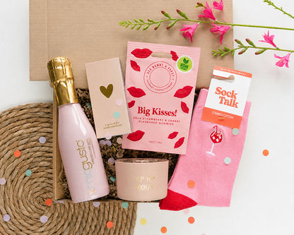 cadeaupakket met prosecco, hip hip hooray kaars, lucifers, zakje snoep met big kisses en sokken