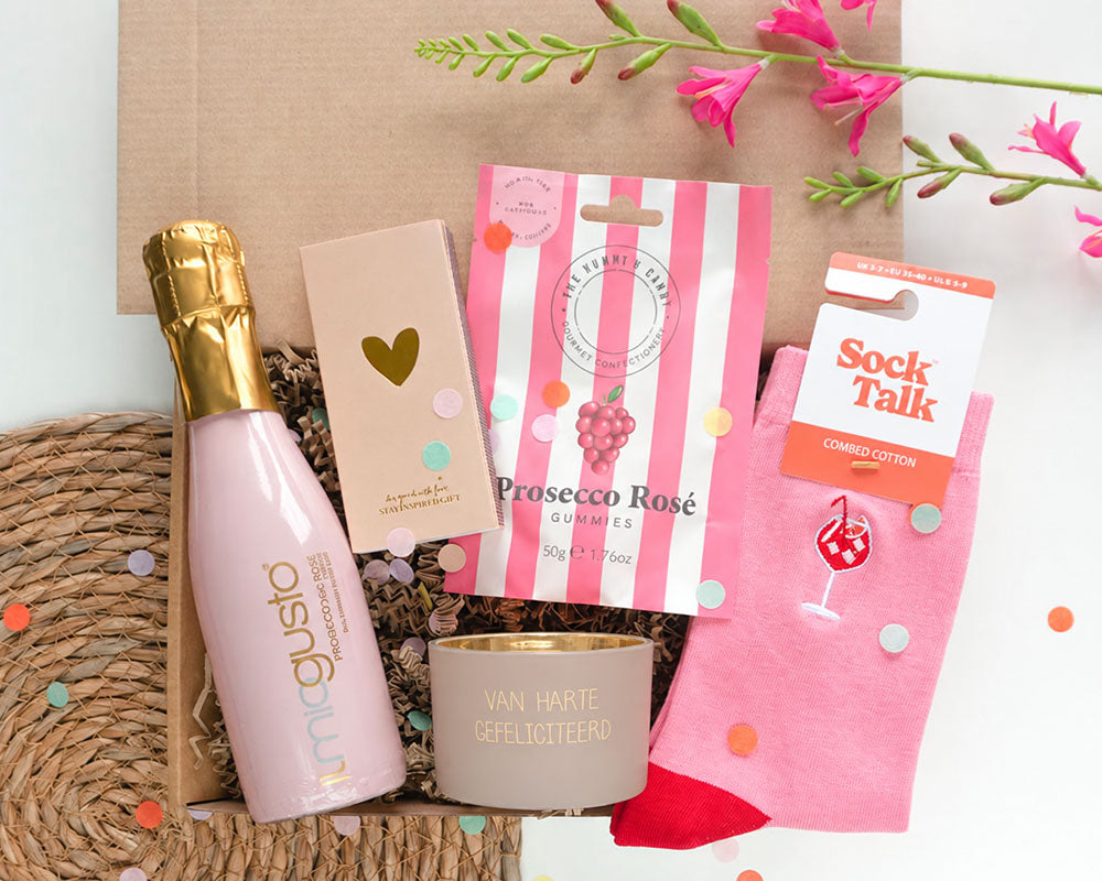 cadeaupakket proost op jou voor een verjaardag met geurkaars van harte gefeliciteerd