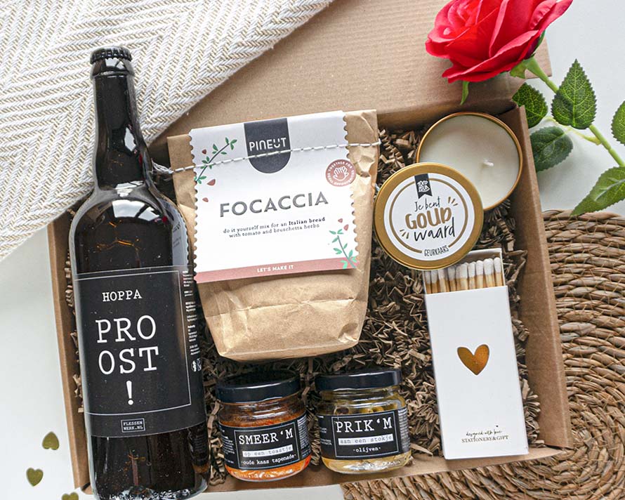 Romantisch Valentijnscadeau voor een man met wijn of bier, borrelhapjes en een goudkleurig geurkaarsje van Postkadoos