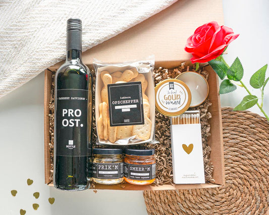 Valentijnscadeau man: romantisch borrelcadeau met wijn, borrelhapjes en geurkaarsje van Postkadoos