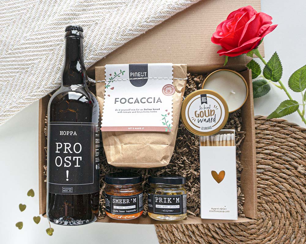 Valentijnscadeau man: romantisch borrelcadeau met wijn, borrelhapjes en geurkaarsje van Postkadoos