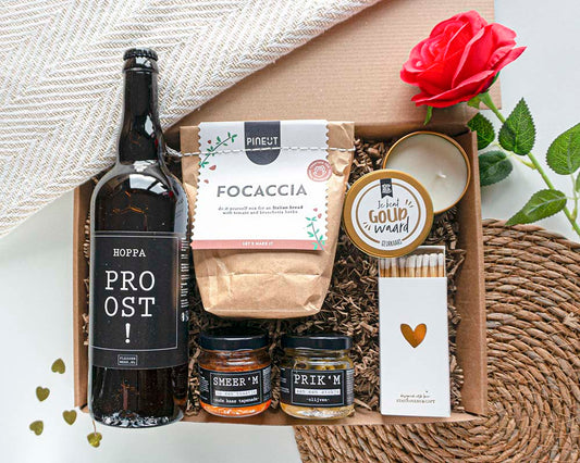 Valentijnscadeau man: romantisch borrelcadeau met wijn, borrelhapjes en geurkaarsje van Postkadoos