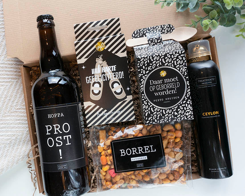 Cadeaupakket verjaardag man met Treatments Ceylon douchefoam en doosje daar moet op geborreld worden met pestokruiden